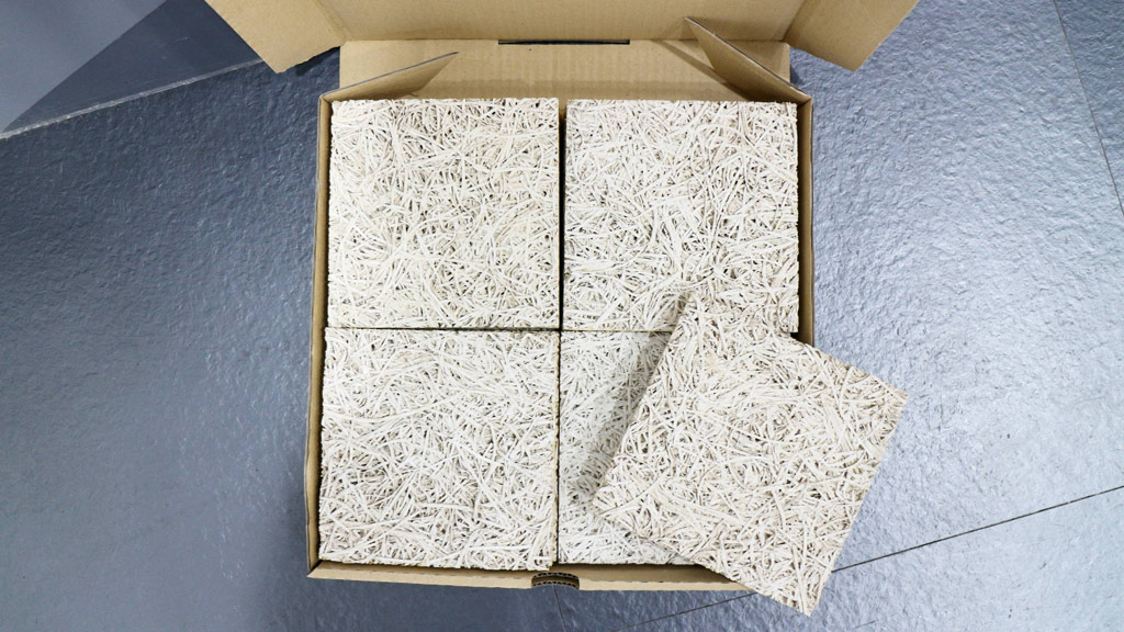 mini木泥小方磚包裝使用無印刷的紙盒，只黏貼品牌貼紙，讓顧客更有機會重複利用，減少浪費。